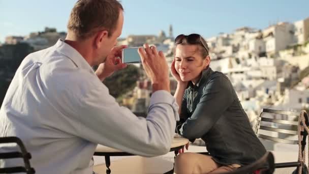 Pareja tomando fotos con teléfono celular — Vídeos de Stock