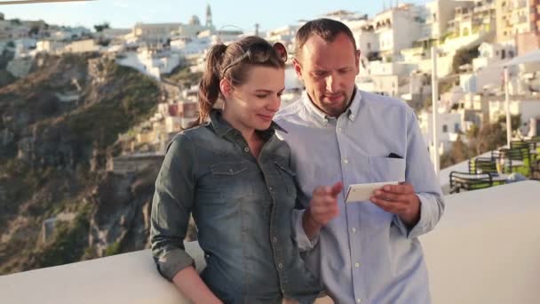 Toeristische paar met smartphone — Stockvideo