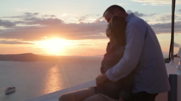 Пара дивиться на красивий захід сонця — стокове відео