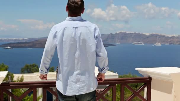 Mann genießt schöne Aussicht auf Terrasse — Stockvideo