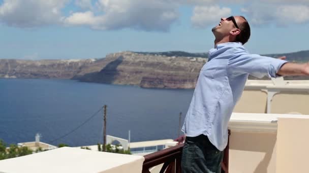 Hombre disfrutando de la vista en terraza — Vídeo de stock