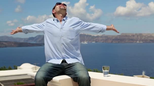 Hombre disfrutando de día soleado en terraza — Vídeos de Stock