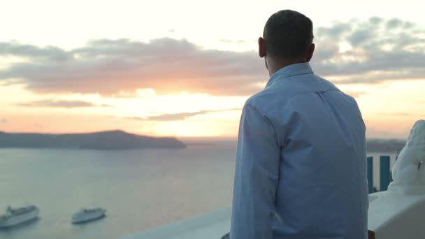 Hombre mirando la hermosa puesta del sol — Vídeo de stock