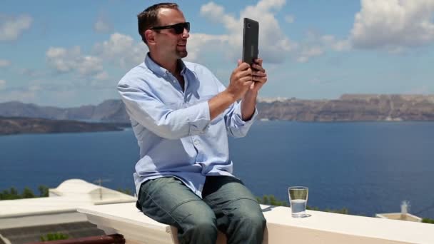 Hombre tomando fotos con la tableta en la terraza — Vídeo de stock