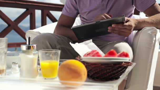 Homme utilisant un ordinateur tablette pendant le petit déjeuner — Video