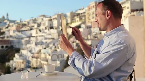 Hombre tomando fotos con la tableta — Vídeos de Stock