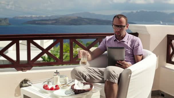 Mann liest Morgennachrichten auf Tablet — Stockvideo