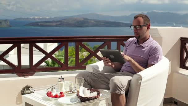 Tablet bilgisayarda teras ile adam — Stok video