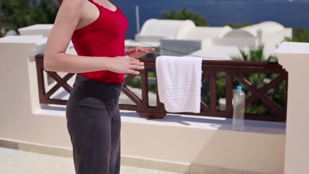 Жінка робить дихальні вправи — стокове відео