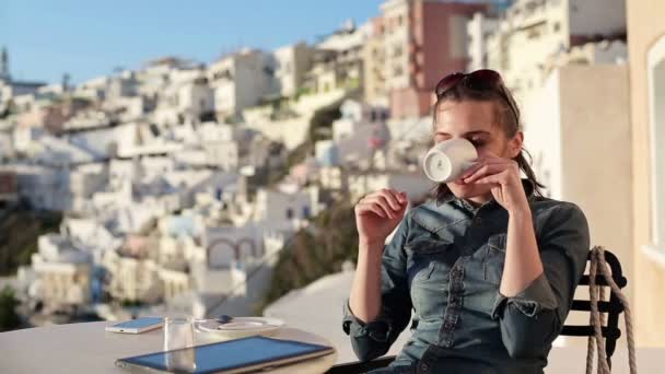 Woman drinking coffee — Stock Video