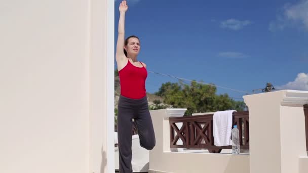 Woman doing yoga exercise — Stock Video