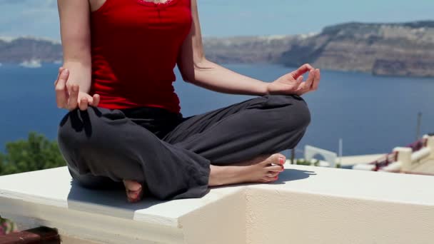 Corpo de mulher meditando — Vídeo de Stock
