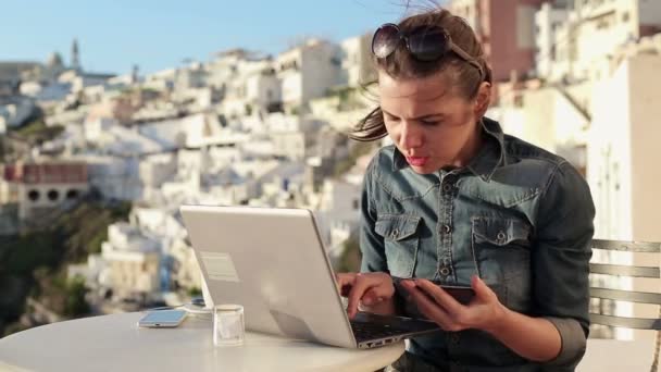 Γυναίκα κάνει online ψώνια στο laptop — Αρχείο Βίντεο