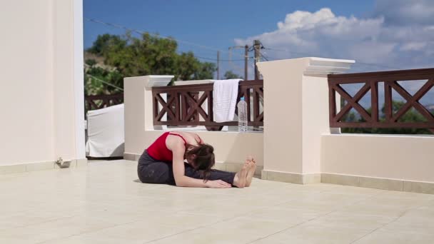 Woman stretching — Stock Video