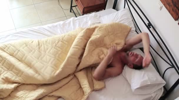 Homem tentando dormir — Vídeo de Stock