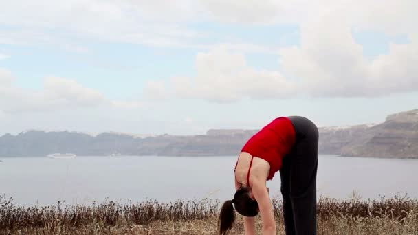 Vrouw doet yoga oefening — Stockvideo