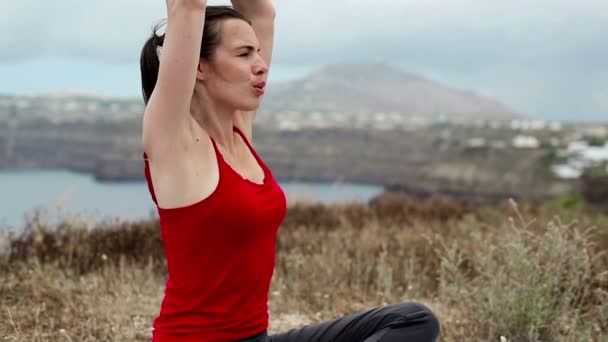 Mulher meditando — Vídeo de Stock