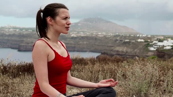 Mujer meditando junto al mar — Vídeo de stock