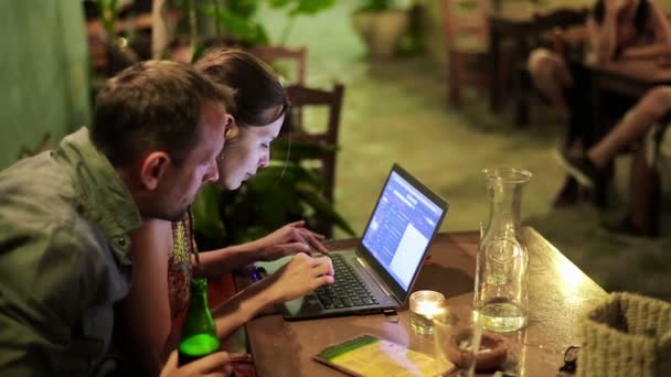 Pareja con portátil moderno en la cafetería — Vídeos de Stock