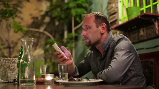 Hombre usando smartphone en el bar — Vídeo de stock