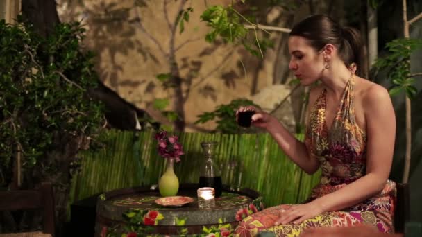 Mujer bebiendo vino — Vídeo de stock