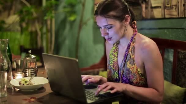 Woman with laptop sitting in cafe — Stock Video