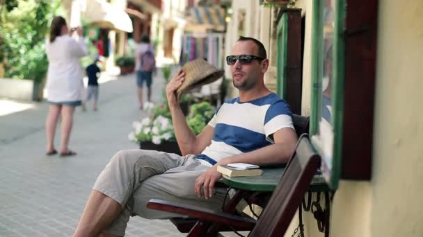 Man cooling himself with hat — Stock Video