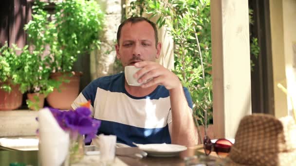 Einsamer Mann trinkt Kaffee — Stockvideo