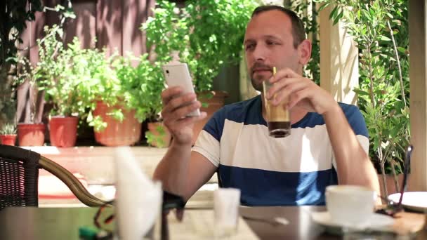 Mand sms 'er på smartphone – Stock-video