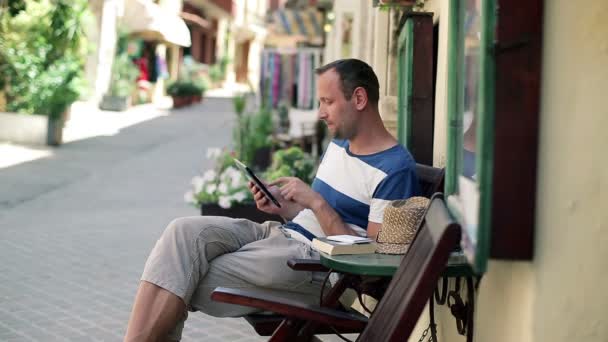 Hombre con tableta — Vídeos de Stock