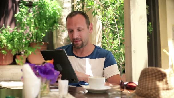Hombre con Tablet PC — Vídeo de stock