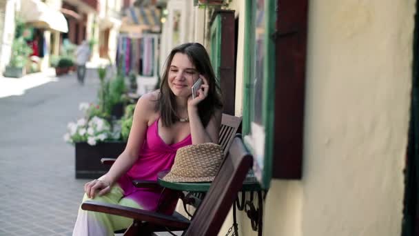 Vrouw in gesprek op mobiele telefoon — Stockvideo