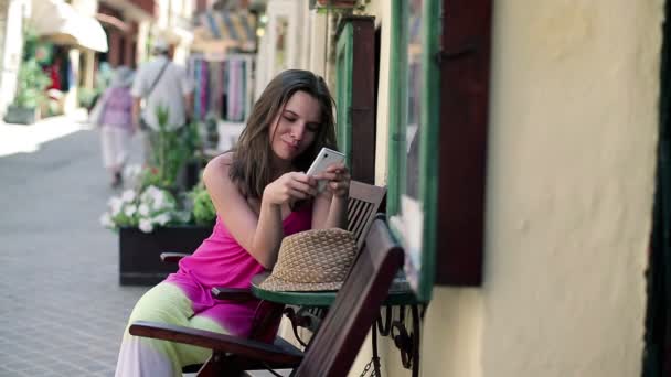 Vrouw die sms 't met smartphone — Stockvideo