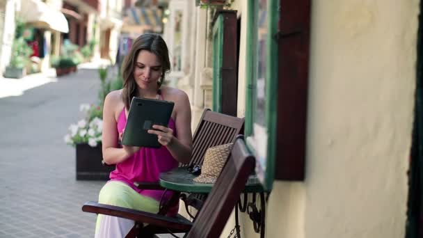 Женщина с помощью планшетного компьютера — стоковое видео