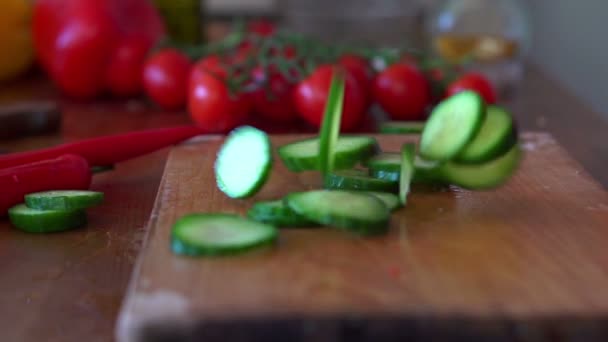Doğrama kurulu üzerine düşen salatalık — Stok video