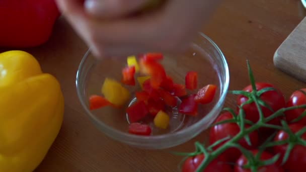 Chopped pepper falling into bowl — Stock Video