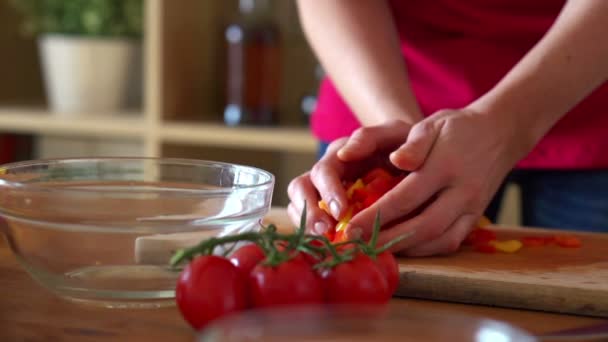 Chopped pepper falling into bowl — Stock Video