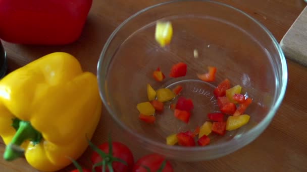 Nakrájenou paprikou spadající do misky — Stock video