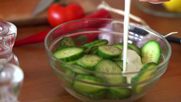 Nalévání omáčky na zeleninový salát — Stock video