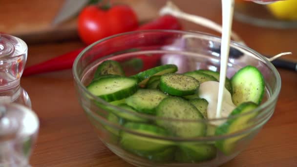 Наливання соусу на овочевий салат — стокове відео