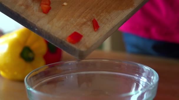 Mãos colocando pimenta picada em tigela — Vídeo de Stock