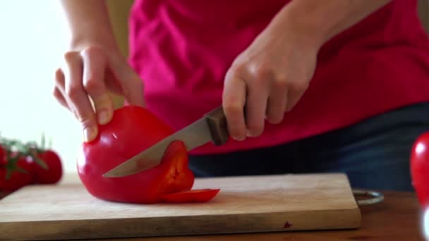 Corte de pimenta vermelha em tábua de cortar — Vídeo de Stock