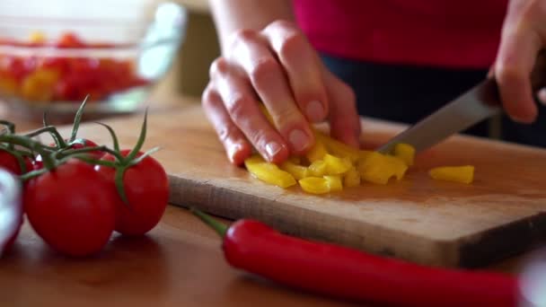 Trancher le poivron rouge sur la planche à découper — Video