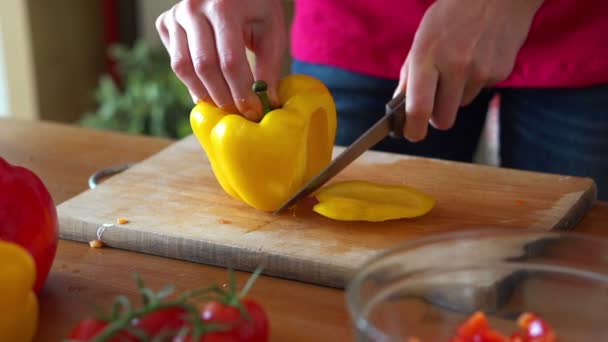 Gelbe Paprika auf Schneidebrett schneiden — Stockvideo