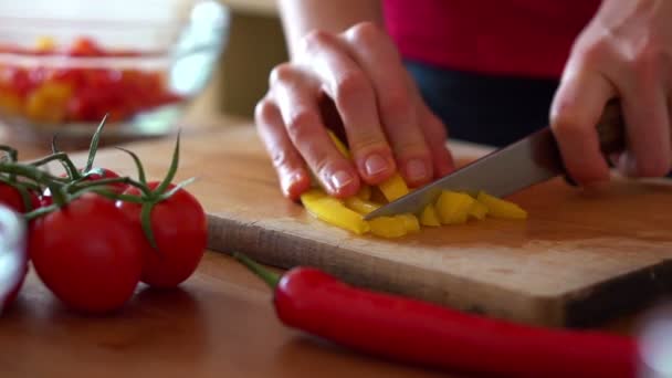 Gele peper snijden op snijplank — Stockvideo