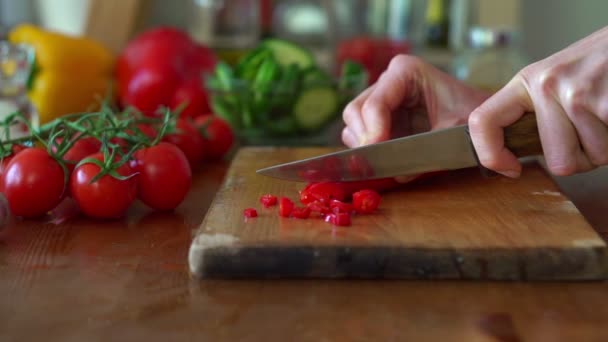 Cortar pimiento picante en la tabla de cortar — Vídeos de Stock