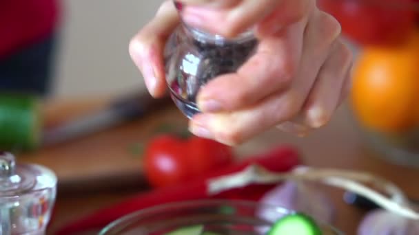 Gurkensalat mit Pfeffer bestreuen — Stockvideo