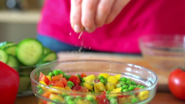 Posypeme kořením na čerstvém salátu — Stock video