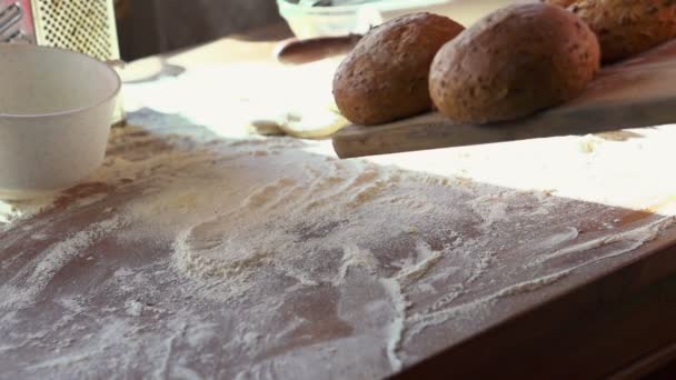 Baker colocando pães na mesa — Vídeo de Stock