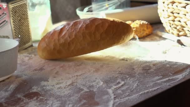 Хлеб падает на стол — стоковое видео